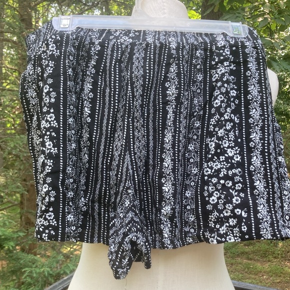NWT BeBop black white lightweight floral shorts, elastic waist/pockets sz. L - Picture 6 of 6